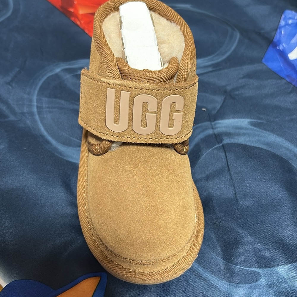 New UGG - Picture 2 of 4